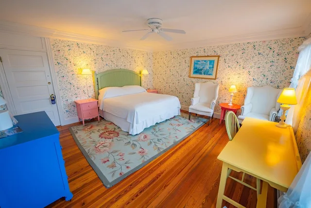 Garden, Twin Beds, King Bed, King and Twin Beds، The Colony Hotel 3/8