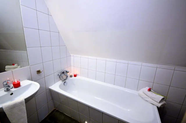 غرفة بسريرين منفصلين بحوض استحمام، Cracow Central Aparthotel 3/6