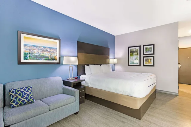 غرفة بسرير كينج، La Quinta Inn and Suites by Wyndham Cullman 1/9