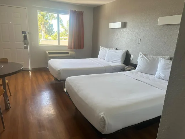 1 Full Bed - ADA/Tub/Mini Fridge، Motel6 Ventura, CA - South 5/9