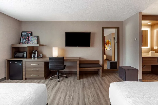 جناح بسرير بطابقين وسريرين كوين بمطبخ صغير، Best Western Plus West Edmonton 4/7