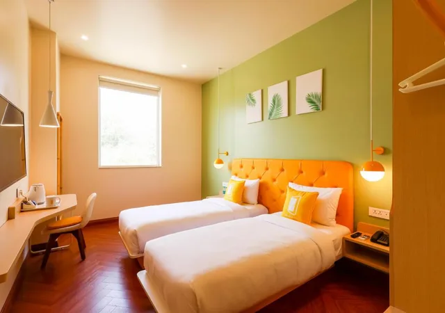 Standard, Twin Beds, Bloom Hotel - Golf Course Road, Sector 43 2/2
