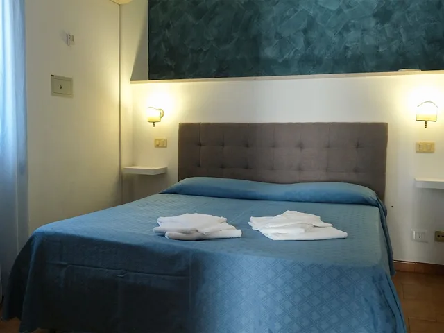 غرفة قياسية رباعية بسرير مزدوج وسريرين منفصلين بغرفة نوم واحدة، Hotel Timiama 8/10