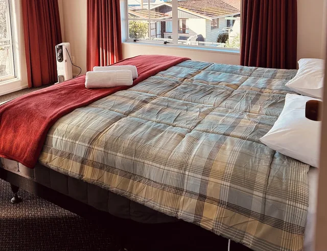 جناح بسرير كوين وسريرين منفصلين بغرفة نوم واحدة، Cherylea Motel 2/10