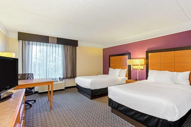 غرفة ديلوكس بسريرين مزدوجين بإطلالة على المسبح، La Quinta Inn and Suites by Wyndham Orlando I Drive/Conv Center 1/2