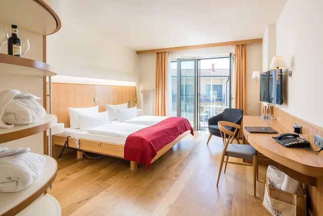 غرفة قياسية بسرير مزدوج بإطلالة على البحيرة، Seehotel Rheinsberg 4/6