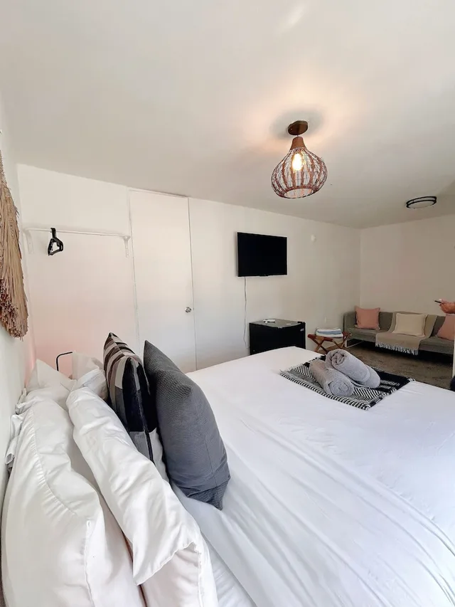 غرفة بسرير كوين، The Pelican Poshtel 3/7