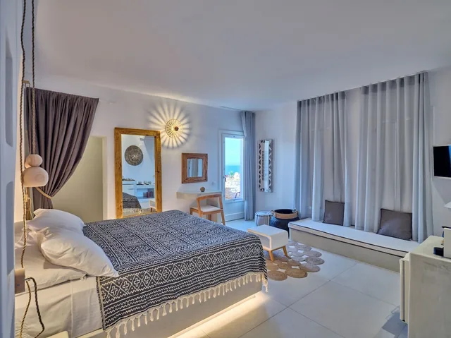 جناح جونيور بسرير كوين بإطلالة على البحر، Mythic Paros 1/4