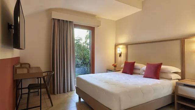 غرفة كلاسيكية بسرير مزدوج بإطلالة على الحديقة، Calaserena Resort 1/2