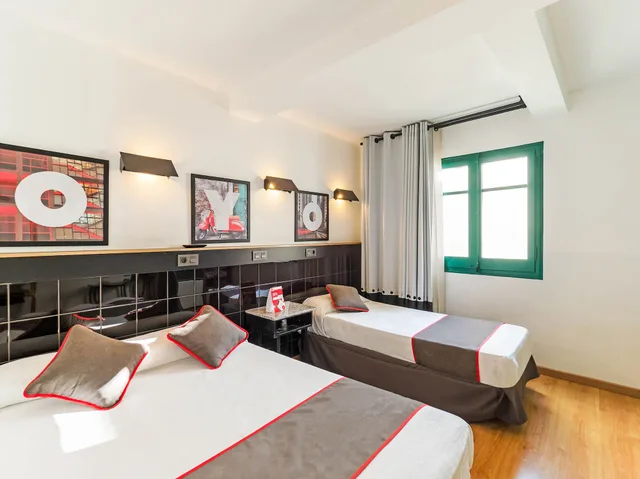 غرفة سوبيريور بسرير مزدوج وسرير فردي، Hostal Athenas 1/3