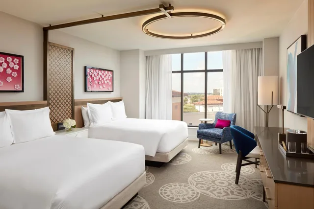 غرفة بسرير كوين، Loews Coral Gables Hotel 1/3