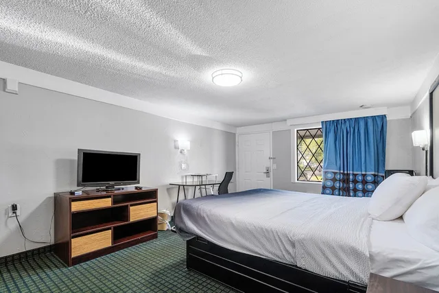Room, King Bed, Super 8 By Wyndham Lantana West Palm Beach 1/10