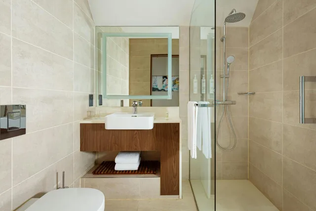 Room, King Bed, Partial View، Courtyard by Marriott Baku 7/8