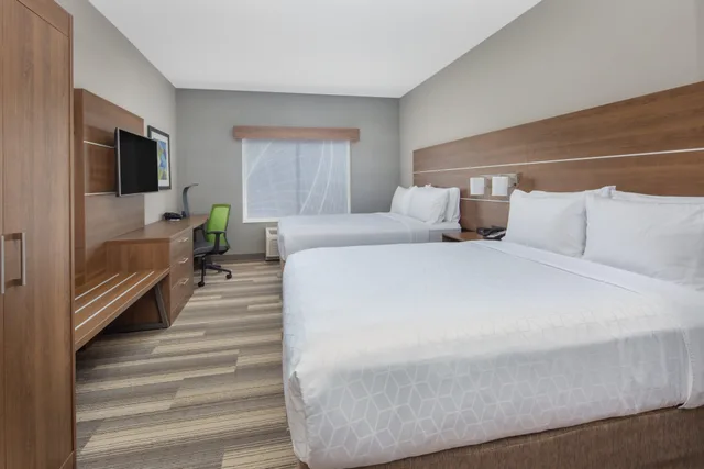 جناح بسريرين كوين بمنطقة جلوس، Holiday Inn Express Hotel & Suites Surprise 1/2