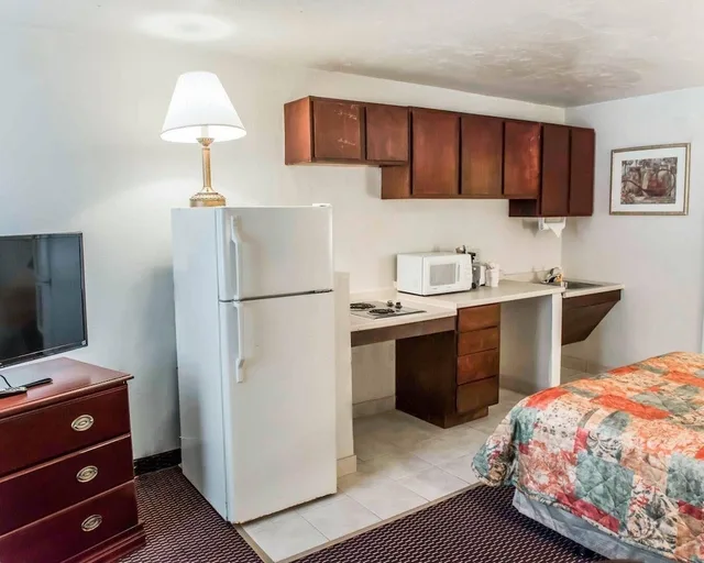 غرفة قياسية مع أريكة، Suburban Studios Tallahassee near University 5/7