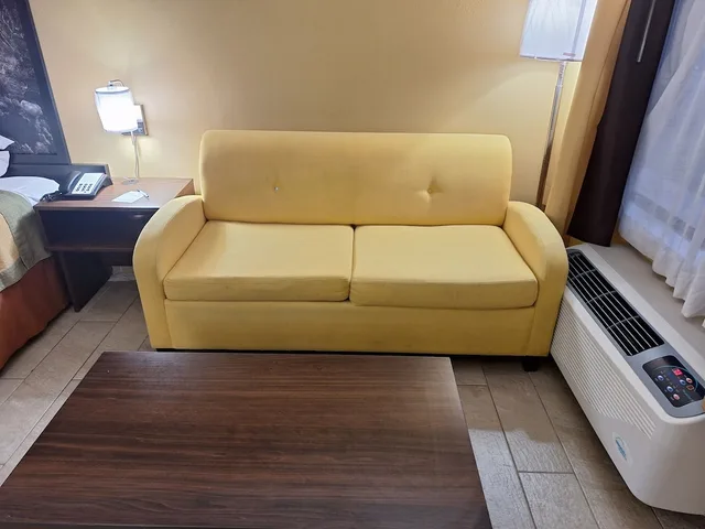 جناح بسرير كينج مع أريكة لذوي الإعاقة، Super 8 by Wyndham Weslaco 10/10