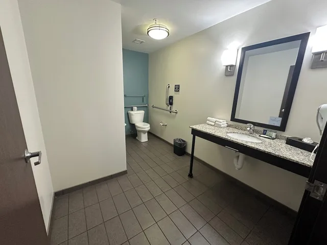 جناح بسرير كينج مع أريكة لذوي الإعاقة، Sleep Inn & Suites Fort Dodge 4/4