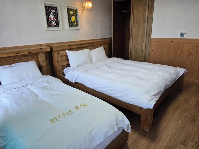 غرفة قياسية بسرير كوين وسرير فردي بإطلالة على البحر بغرفة نوم واحدة، Cheonjiyeon Hotel 1/10