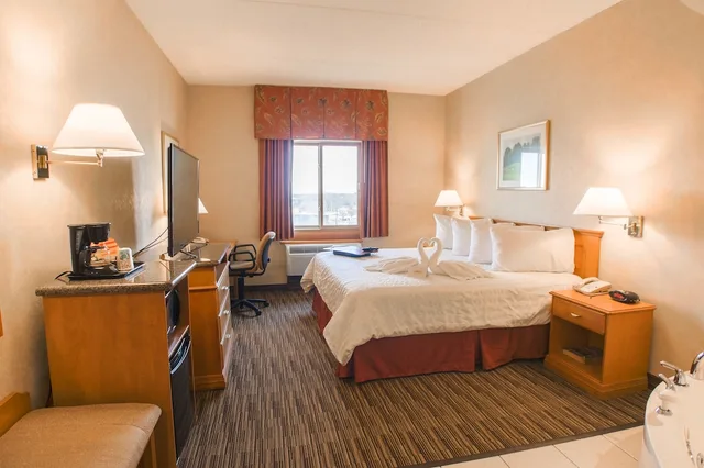 غرفة بسرير كينج بحوض جاكوزي، Humphry Inn Suites 2/3