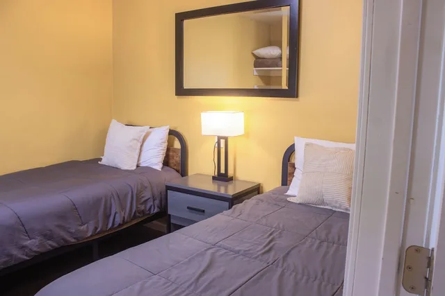 جناح عائلي بسرير كينج وسريرين منفصلين بغرفتي نوم، Carmel Wayfarer Inn 5/10