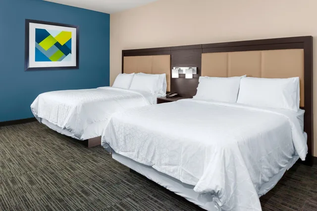 غرفة قياسية بسريرين كوين بحوض استحمام لذوي الإعاقة، HOLIDAY INN EXPRESS KANSAS CITY DOWNTOWN 4/6