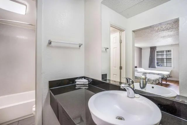 غرفة رباعية للمدخنين لذوي الإعاقة، Motel6 Dallas, TX - Market Center 6/7