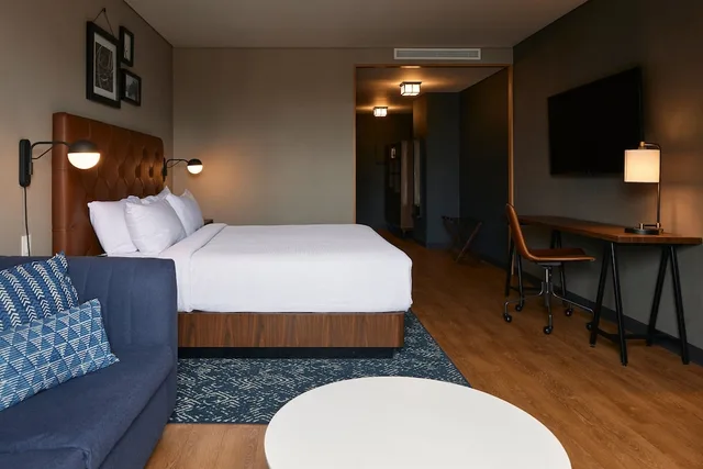 غرفة سوبيريور بسرير كينج بإطلالة على المدينة مع أريكة، Four Points By Sheraton Mexico City Colonia Roma 5/10