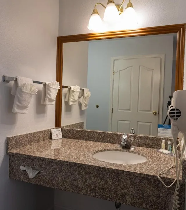 غرفة بسرير كينج مع أريكة، Quality Inn & Suites Tulare CA 8/9