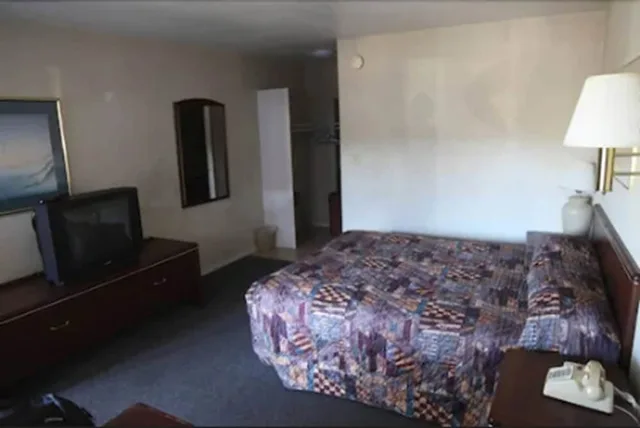 غرفة بسرير كوين، Seatac Inn and Airport Parking 2/2
