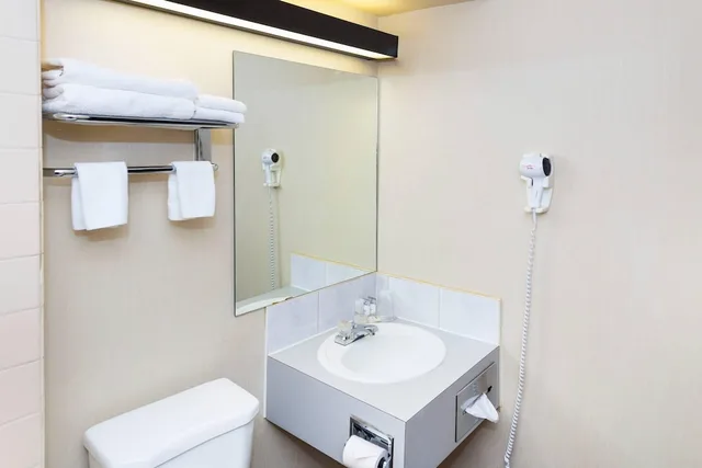 غرفة قياسية بسريرين كوين، The Crestwood Hotel 4/4