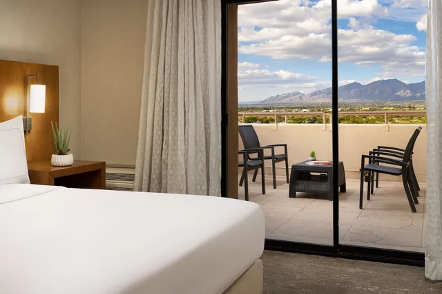 جناح بسرير كينج بشرفة، HILTON TUCSON EAST 3/5