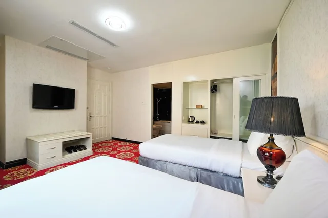 Deluxe, Twin Beds, No Window، California Saigon Hotel & Rooftop Pool 3/8