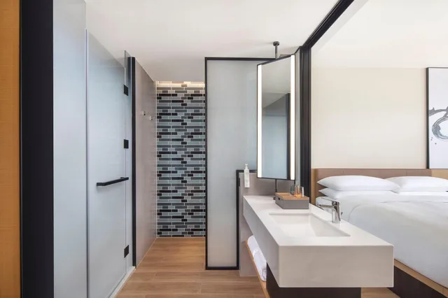 غرفة سوبيريور بسرير مزدوج بإطلالة على البحيرة، Fairfield by Marriott Shenzhen Dameisha 2/2
