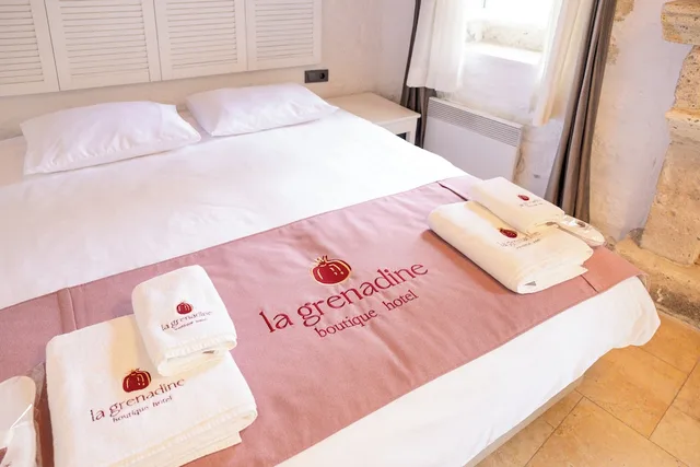 غرفة قياسية بسرير كوين بإطلالة على المسبح، La Grenadine Hotel 3/8