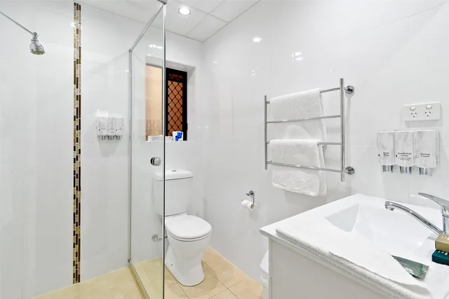 Upgrade, 1 Queen and 1 Single Bed، Quality Hotel Robertson Gardens 9/9