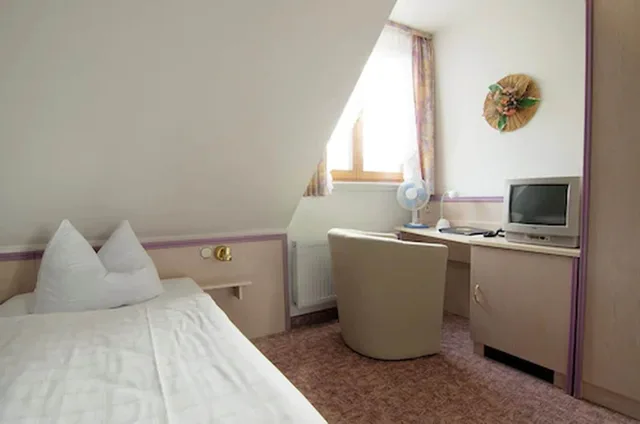 1 Bedroom, Standard, Twin Beds, Hotel & Restaurant Park-Cafe Isa 4/6