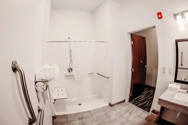 Room, King Bed, Accessible, Cobblestone Hotel & Suites International Falls 4/4