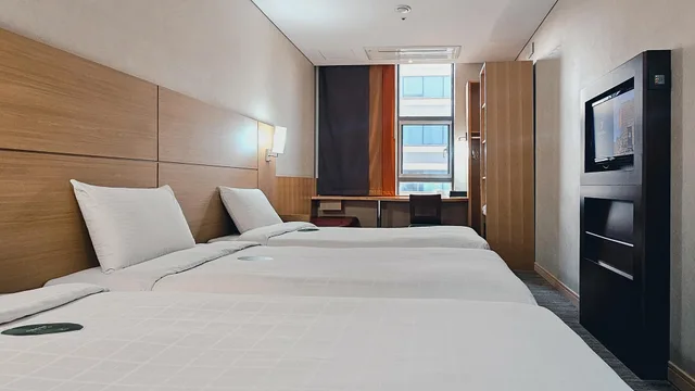 غرفة قياسية ثلاثية، Central 7 Hotel 1/2