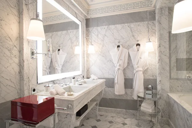 جناح بريستيج جونيور بسرير كينج، La Reserve Paris Hotel And Spa 3/3