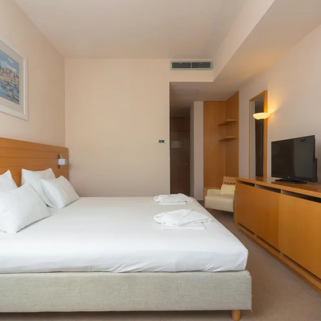 Comfort, Double Bed, with Extra Bed, Side Sea View، Family Hotel La Luna – All inclusive 2/7