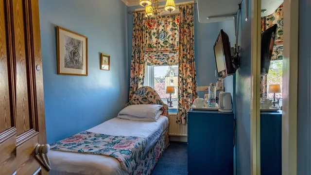 غرفة مفردة بسرير فردي بحمام خاص، Homelands Guest House 3/7