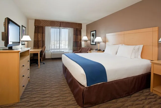 Room, King Bed, Holiday Inn Express & Suites Salt Lake City West Valley 1/4