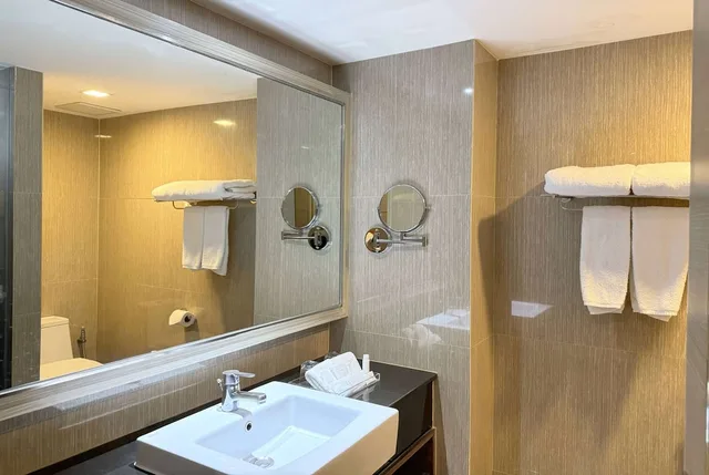 Grand, Deluxe, Twin Beds, No Window، Ramada by Wyndham Bangkok Sukhumvit 11 6/6