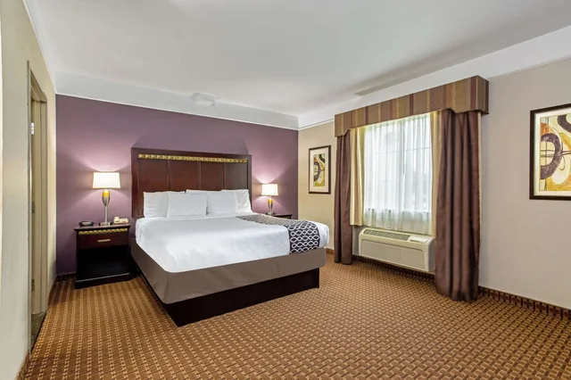 غرفة ديلوكس بسرير كينج، La Quinta Inn Suites Cleburne 3/4