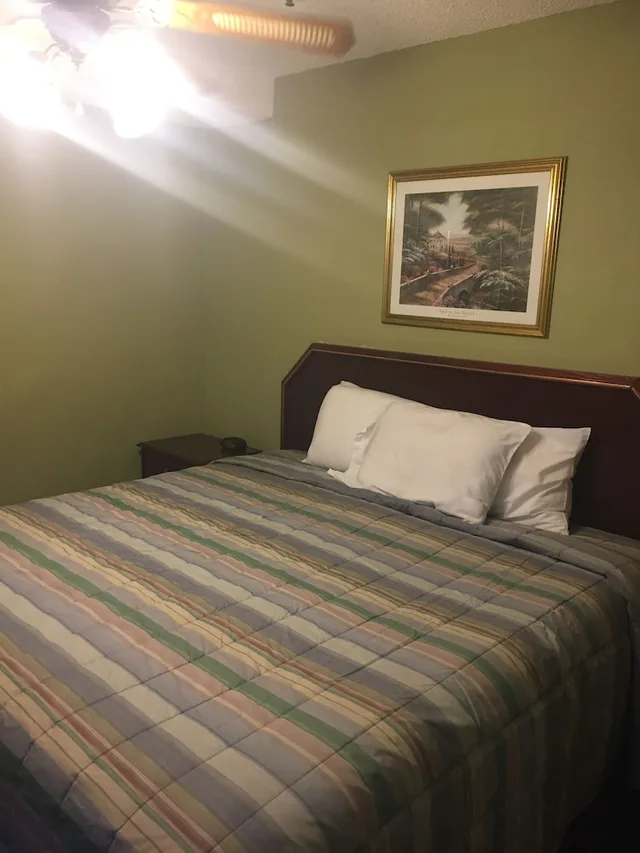 Room, King Bed, Accessible, Rodeway Inn & Suites Smyrna - Nashville Area 1/3
