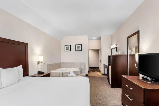 غرفة قياسية بسرير كينج، Comfort Inn Elko 1/8