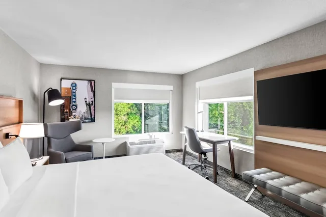 1 Bedroom, Suite, King Bed, Radisson Hotel Portland Airport 7/10