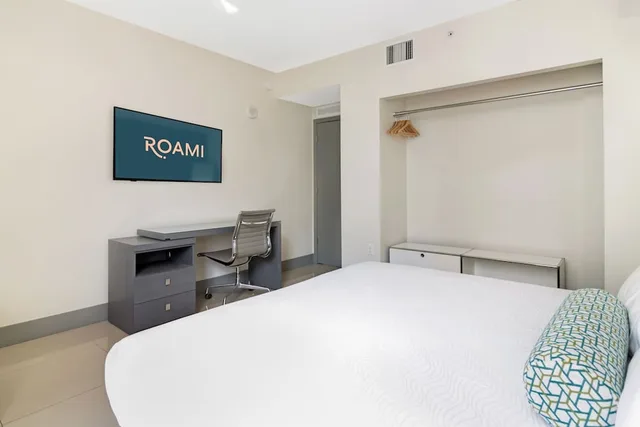 غرفة بسرير كينج وسرير كوين بشرفة بغرفتي نوم مع أريكة، Roami at Habitat Brickell 6/10