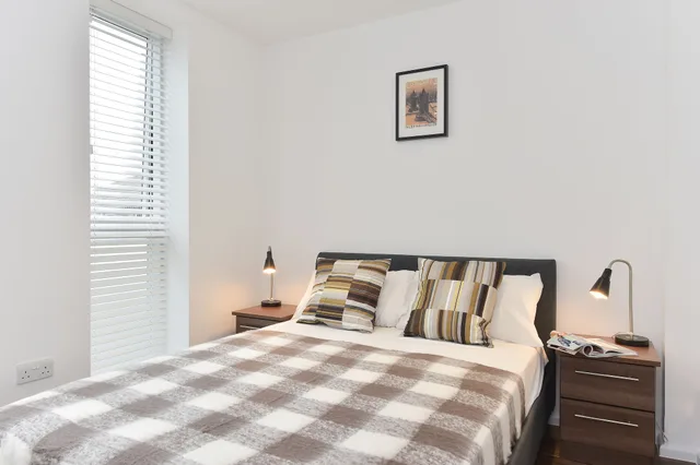 شقة بسريرين مزدوجين بـ3 غرف نوم مع أريكة، Shoreditch Apartments 2/3