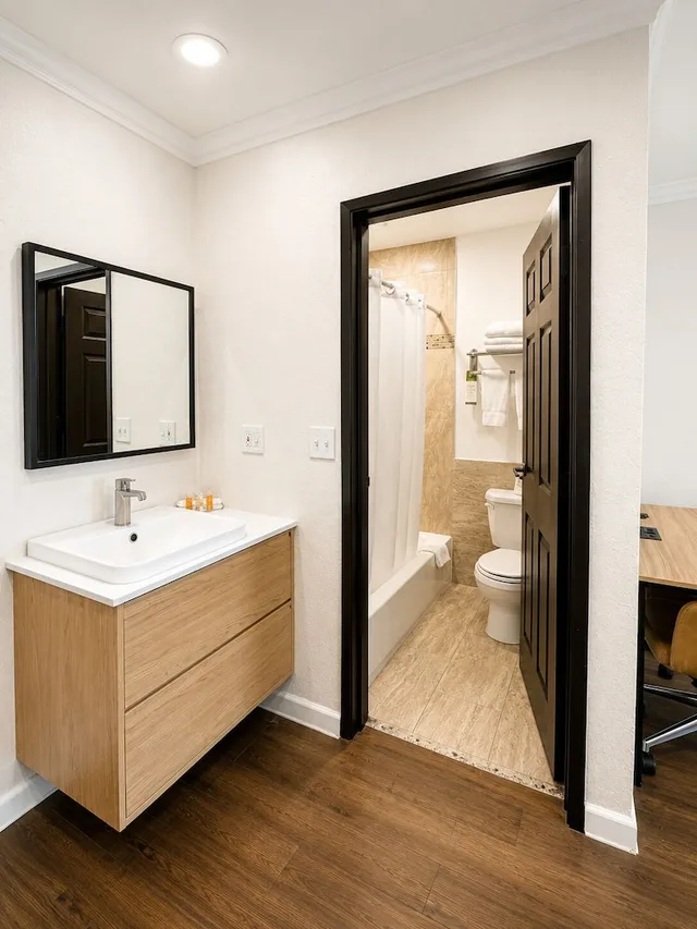 2 Bedrooms, Family Suite, 1 King and 2 Queen Beds, 2 Bathrooms، The Dixie Hollywood 4/4